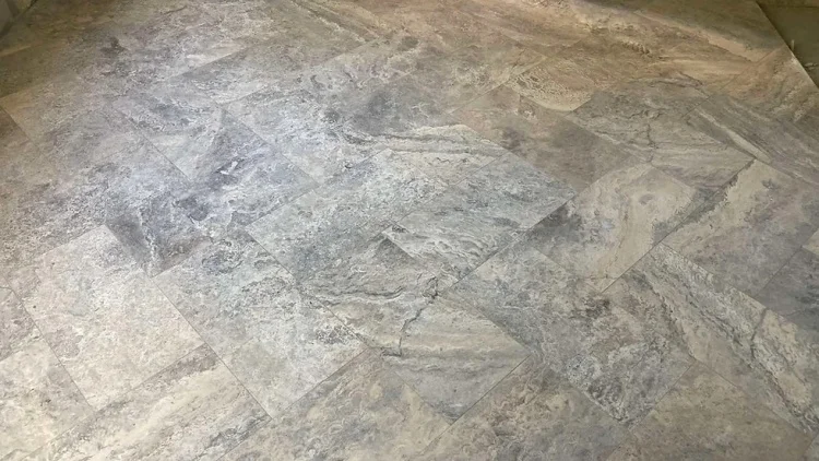 Плитка из травертина Silver Filled and Honed 1,2х30,5х61 см, серая матовая заполненная шлифованная Export