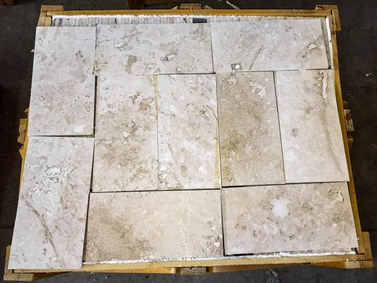Плитка из травертина Light Filled and Honed 1,2х20,3х40,6 см, бежевая матовая заполненная шлифованная Standart 2-nd ch.