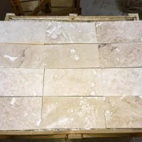 Плитка из травертина Light Filled and Honed 1,2х20,3х40,6 см, бежевая матовая заполненная шлифованная Standart 2-nd ch.