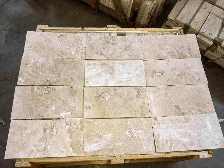 Плитка из травертина Light Filled and Honed 1,2х20,3х40,6 см, бежевая матовая заполненная шлифованная Standart 2-nd ch.