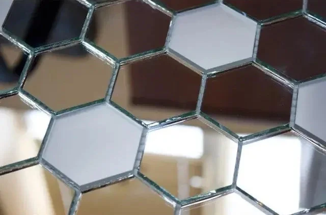 Мозаика зеркальная DecorStoneHub Zs-hex-ZS серебристая с сатином 304х303 мм шестигранник для клуба