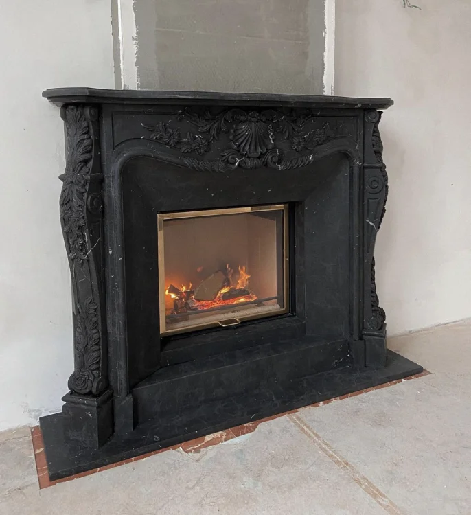 Портал для каміна Bravo Нью-Йорк Nero Marquina Antique мармур чорний прямий