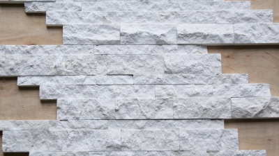Плитка мозаичная из мрамора Lilac marble Split Face Interlocking panel 1,7х17,4х53 см, панель, белая с колотой поверхностью